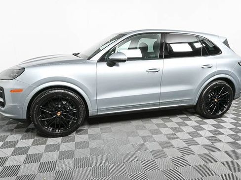 Certified 2025 Porsche Cayenne image 2