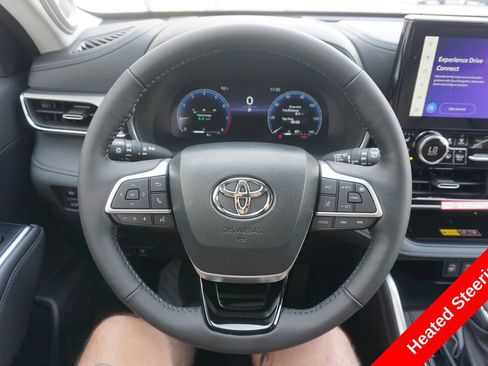 New 2026 Toyota Highlander Platinum AWD/4WD image 3