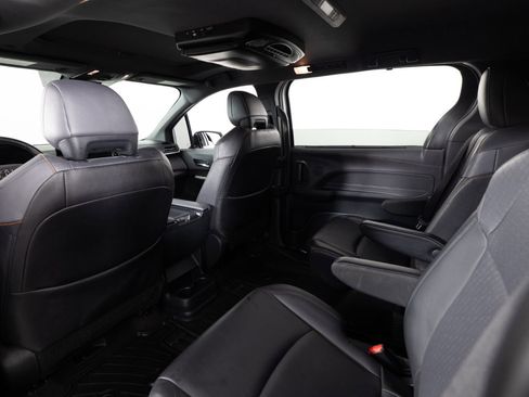 Used 2022 Toyota Sienna XSE AWD/4WD image 19
