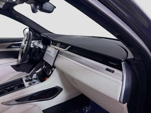 Used 2025 Jaguar F-PACE R-Dynamic S image 30