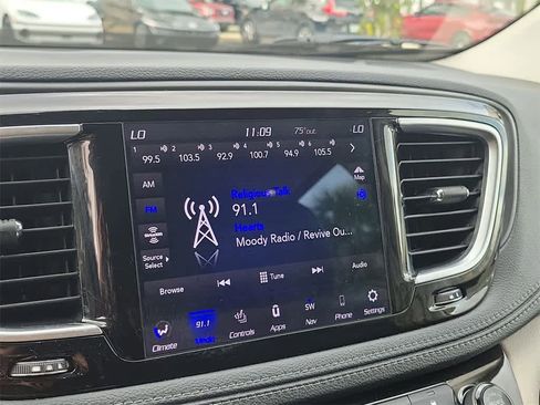 Used 2020 Chrysler Pacifica Limited image 28