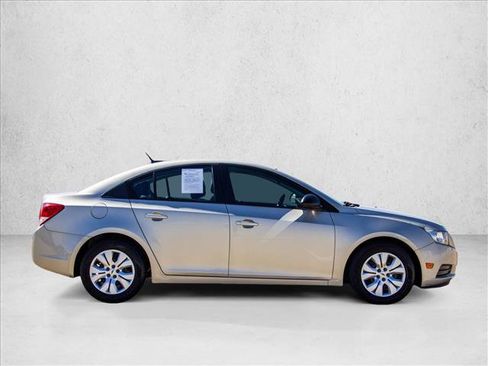 Used 2013 Chevrolet Cruze LS FWD image 4