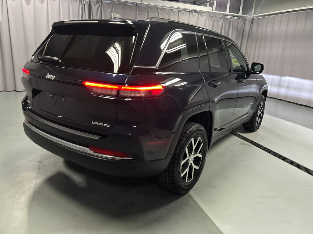 Used 2024 Jeep Grand Cherokee Limited AWD/4WD image 7
