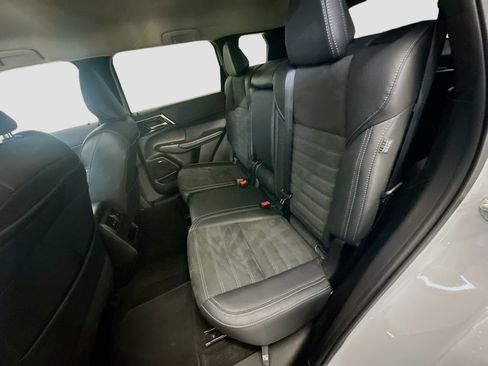 Used 2025 Mitsubishi Outlander SE image 29