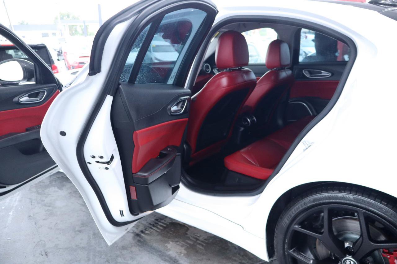 Used 2019 Alfa Romeo Giulia w/ Quick Order Package 22K Sport RWD image 31
