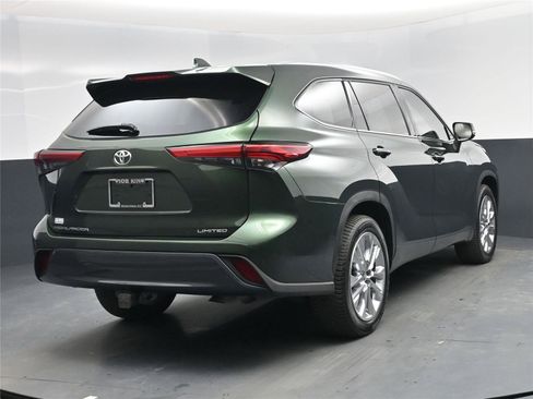 Used 2023 Toyota Highlander Limited image 18