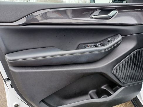 Used 2023 Jeep Grand Cherokee Altitude AWD/4WD image 12