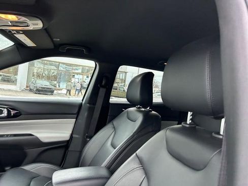 Used 2025 Jeep Compass Limited image 12