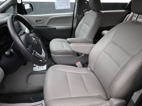 Used 2020 Toyota Sienna L FWD image 21