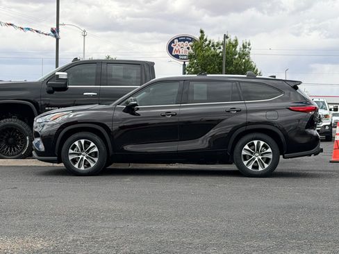 Used 2022 Toyota Highlander XLE FWD image 46