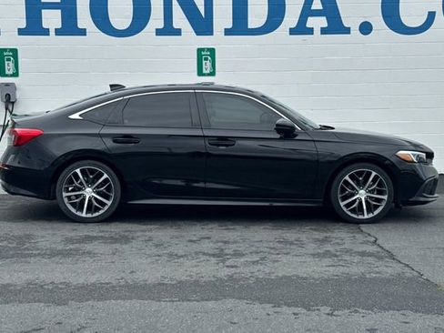 Used 2022 Honda Civic Touring image 3