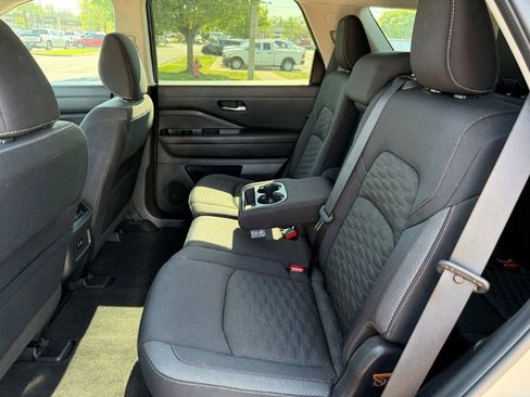 Used 2022 Nissan Pathfinder SV FWD image 16