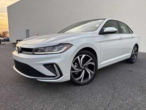 Used 2025 Volkswagen Jetta SEL image 3