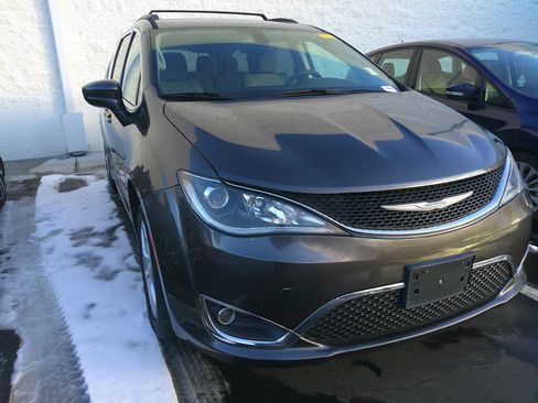 Used 2018 Chrysler Pacifica Touring Plus w/ Tire & Wheel Group image 2