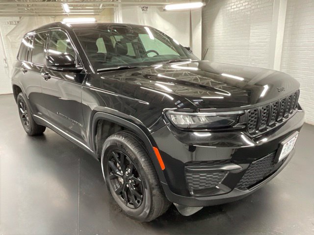 Used 2025 Jeep Grand Cherokee Altitude AWD/4WD image 7
