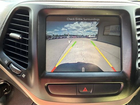 Used 2016 Jeep Cherokee Latitude w/ Cold Weather Group AWD/4WD image 23