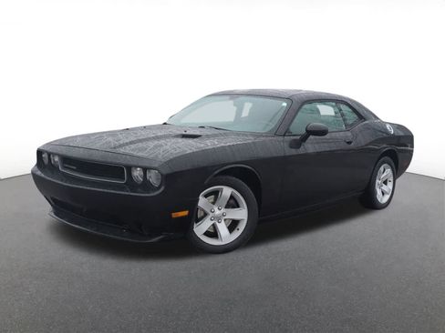 Used 2014 Dodge Challenger SXT image 1