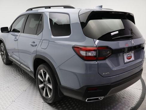 Used 2024 Honda Pilot Touring image 11