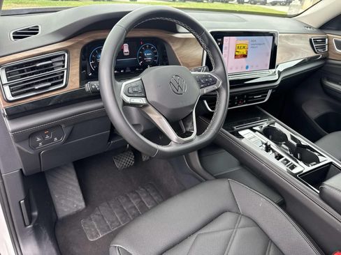 Used 2025 Volkswagen Atlas SE FWD image 17