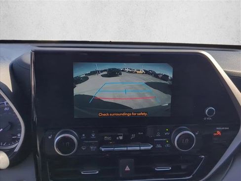 Used 2023 Toyota Highlander XLE image 18