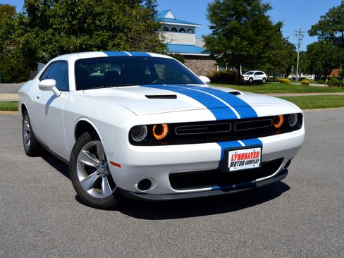 Used 2018 Dodge Challenger SXT image 17