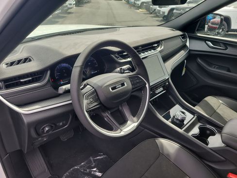 New 2025 Jeep Grand Cherokee L Altitude image 16