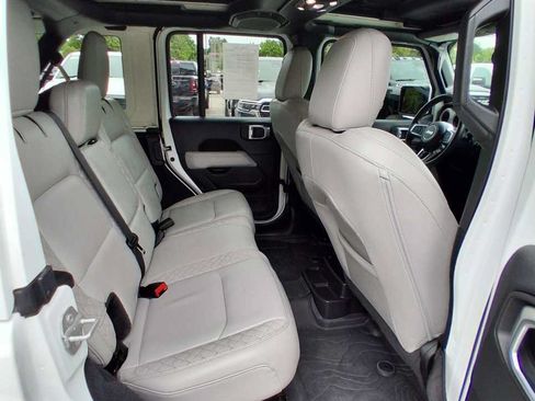 Used 2022 Jeep Wrangler Unlimited Sahara AWD/4WD image 15