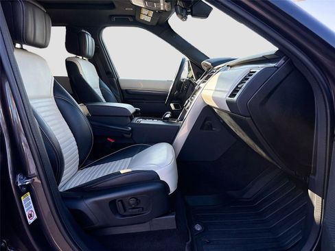 Used 2024 Land Rover Discovery Metropolitan Edition image 34