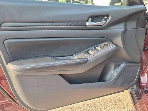 Used 2025 Nissan Altima 2.5 SV FWD image 12