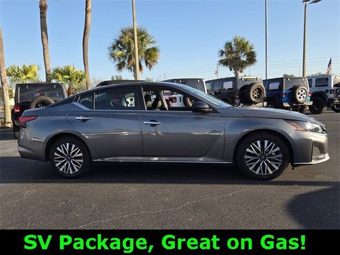 Used 2024 Nissan Altima 2.5 SV image 8