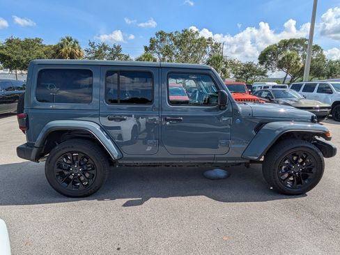 Used 2025 Jeep Wrangler Unlimited Sahara w/ Safety Group AWD/4WD image 5