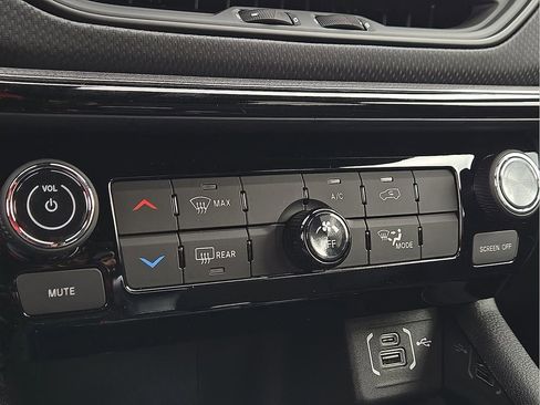 New 2026 Jeep Compass Latitude image 13