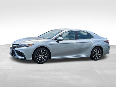 Used 2022 Toyota Camry SE image 3