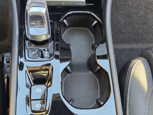 Used 2024 Volvo XC40 B5 Ultimate w/ Protection Package Premier image 31