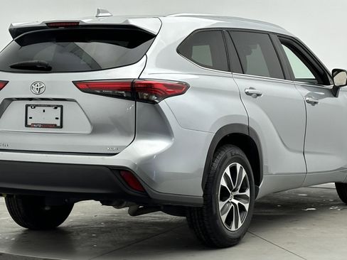 Used 2021 Toyota Highlander XLE image 8