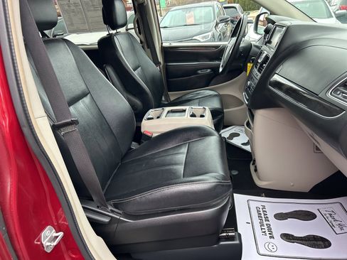 Used 2016 Chrysler Town & Country Touring image 9