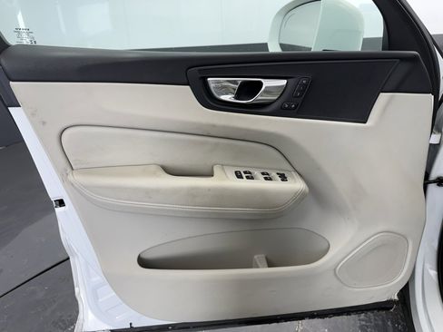 Used 2022 Volvo XC60 B5 Momentum image 22