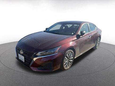 Used 2024 Nissan Altima 2.5 SV image 3