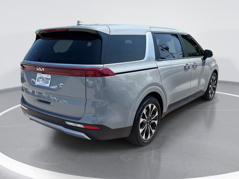 Used 2024 Kia Carnival EX FWD image 8