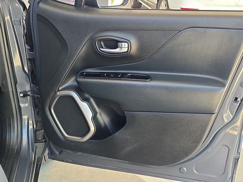 Used 2022 Jeep Renegade Latitude AWD/4WD image 31