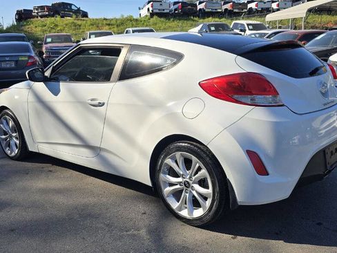 Used 2016 Hyundai Veloster image 8