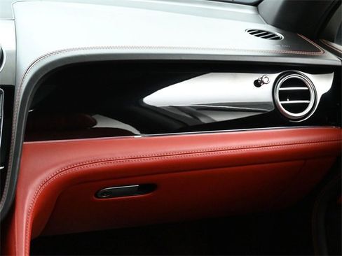 Used 2018 Bentley Bentayga image 28