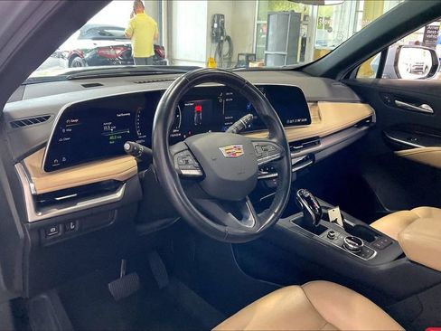 Used 2025 Cadillac XT4 Premium Luxury FWD image 4