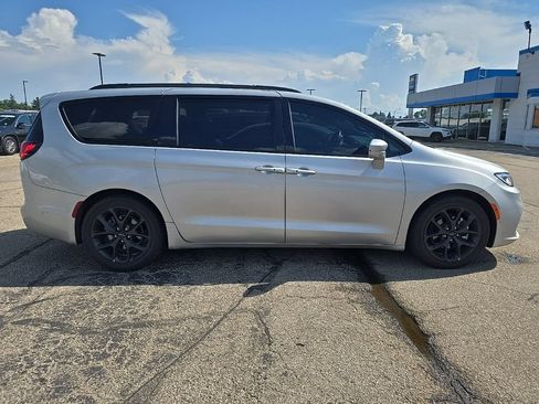 Used 2022 Chrysler Pacifica Limited w/ S Appearance Package FWD image 4