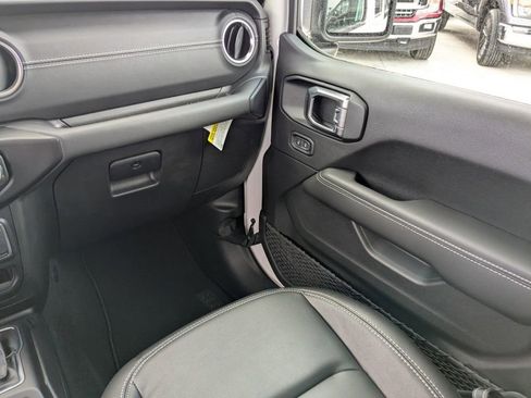Used 2023 Jeep Wrangler Unlimited Sahara AWD/4WD image 17