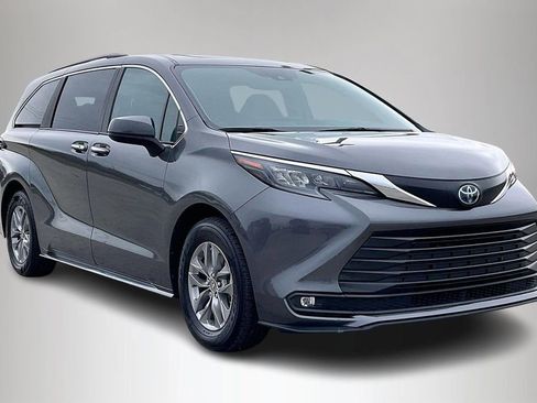 Used 2025 Toyota Sienna XLE image 1