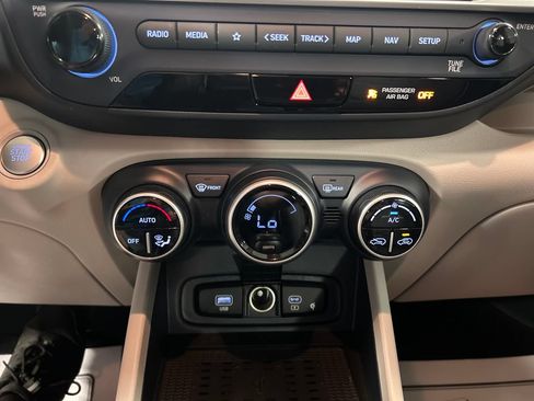 Used 2023 Hyundai Venue Limited FWD image 17