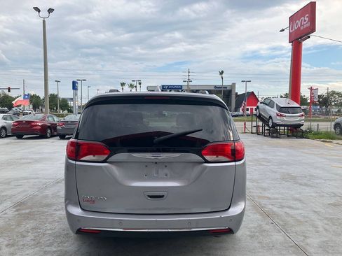 Used 2019 Chrysler Pacifica Touring-L FWD image 5