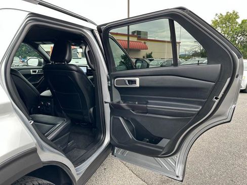 Used 2020 Ford Explorer XLT w/ Equipment Group 202A AWD/4WD image 16