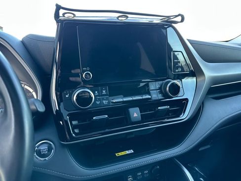Used 2023 Toyota Highlander XLE image 24